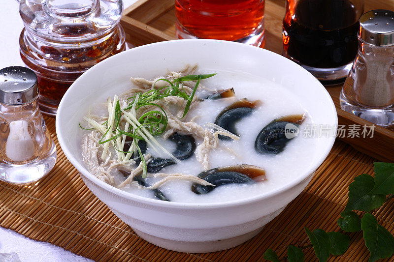 Preserved eggs and salty pork congee (皮蛋瘦肉粥)